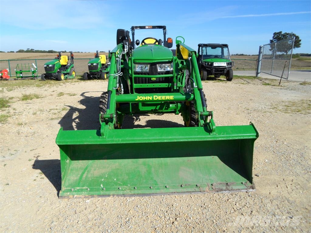 John Deere 4066R Traktorji