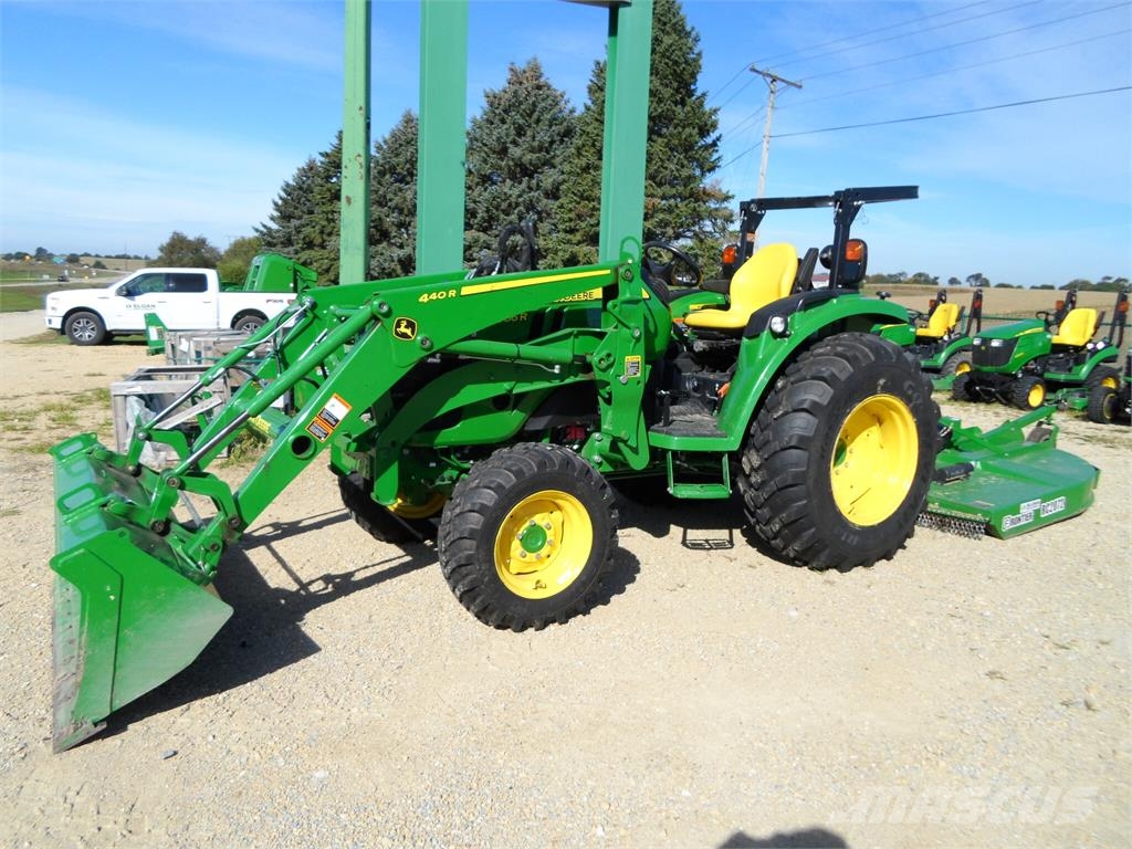 John Deere 4066R Traktorji