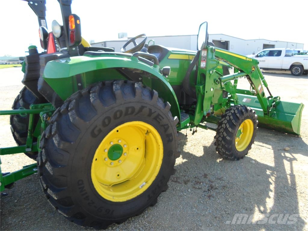 John Deere 4066R Traktorji
