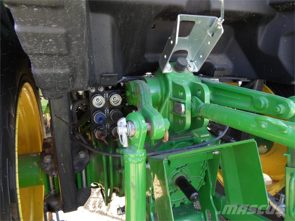 John Deere 4066R Traktorji
