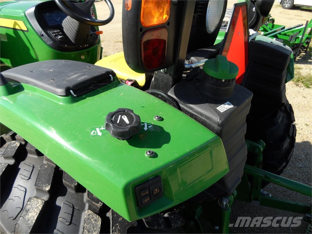 John Deere 4066R Traktorji
