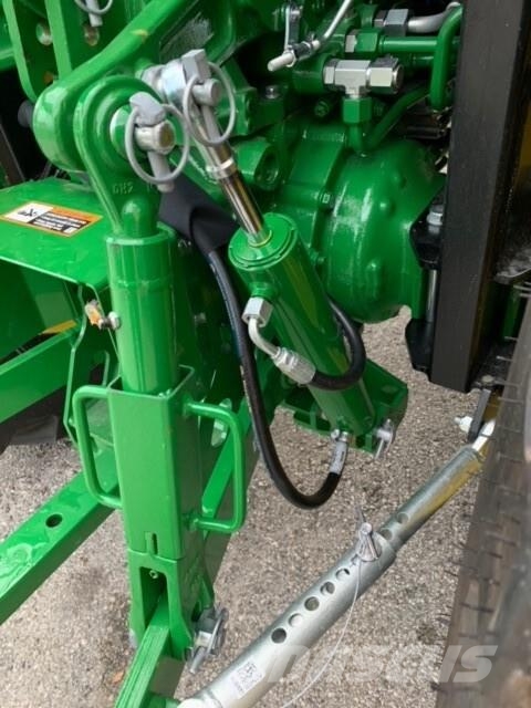 John Deere 4066R Трактори