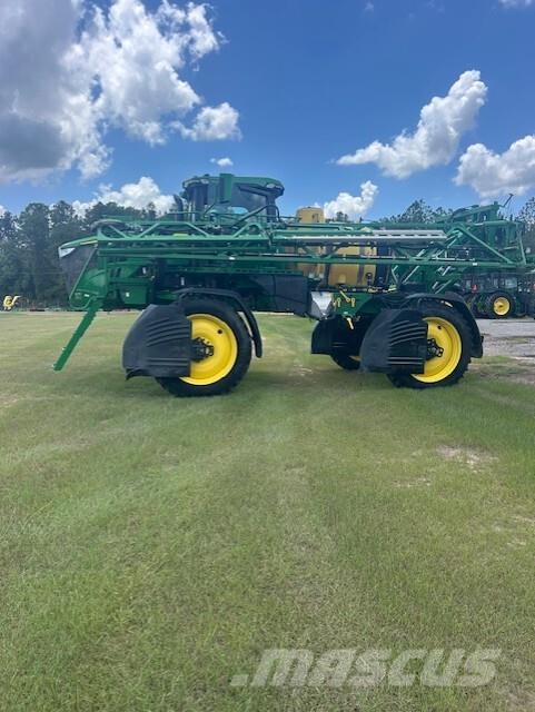 John Deere 408R 견인형 분무기