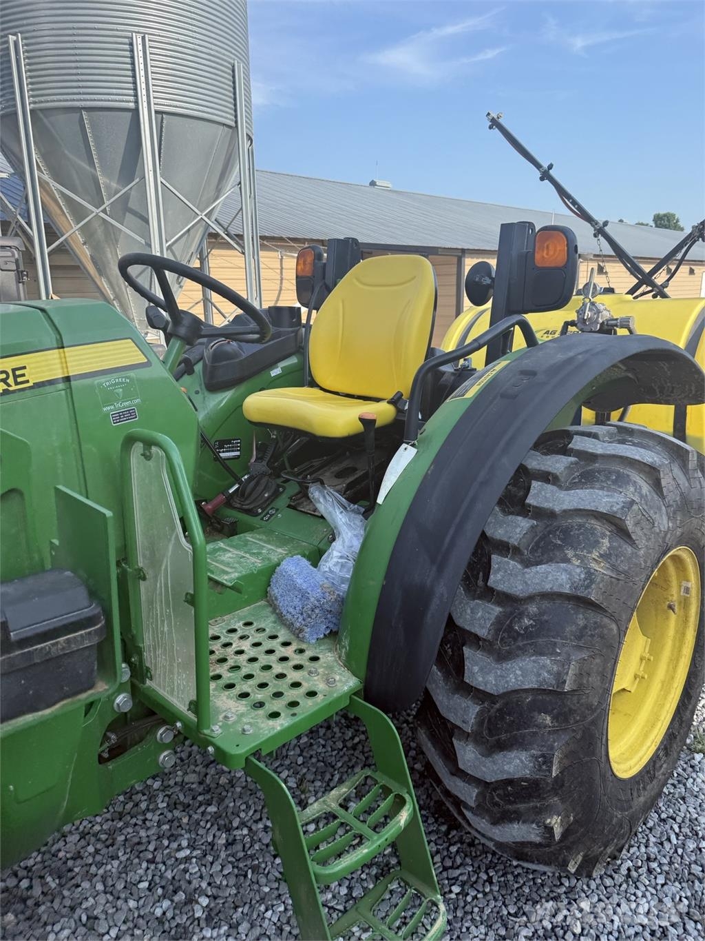 John Deere 5050E جرارات مدمجة