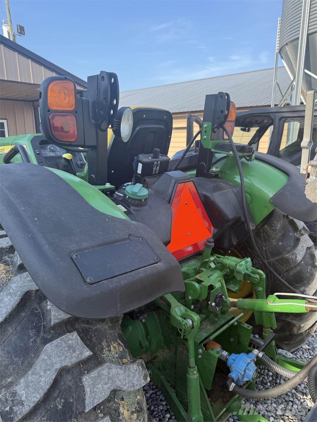 John Deere 5050E جرارات مدمجة