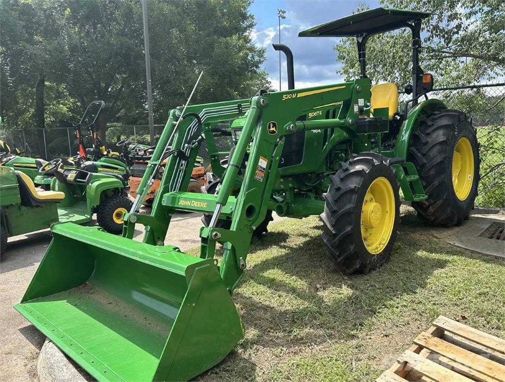 John Deere 5067E الجرارات