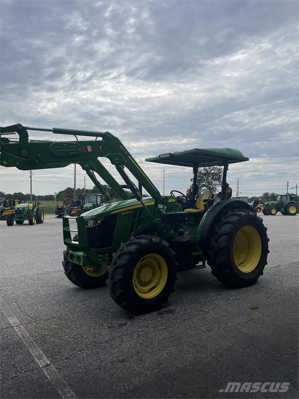 John Deere 5075M جرارات مدمجة