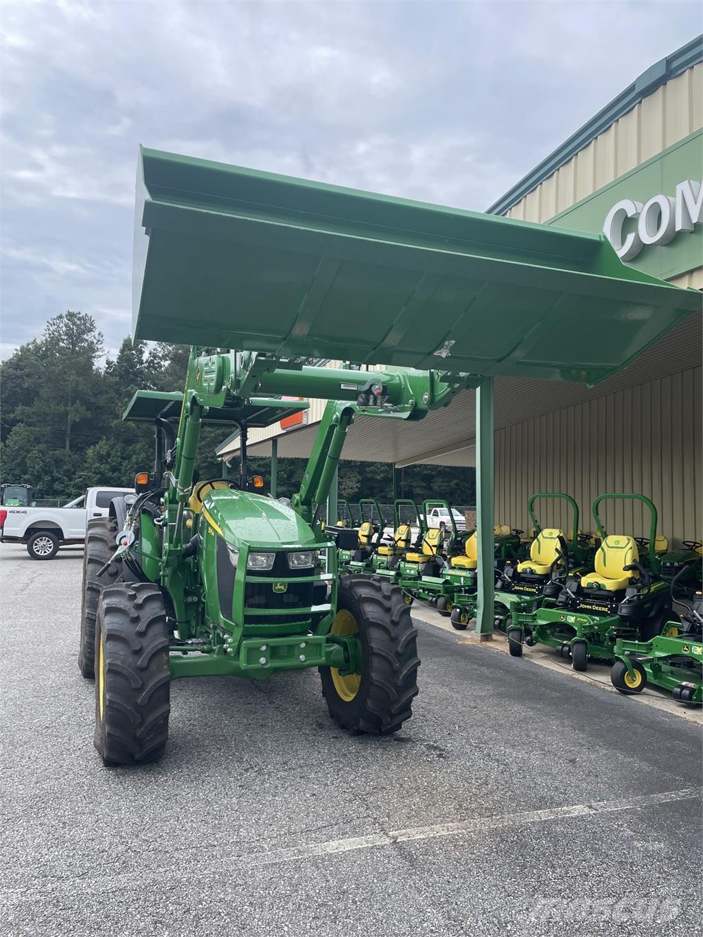John Deere 5075M جرارات مدمجة