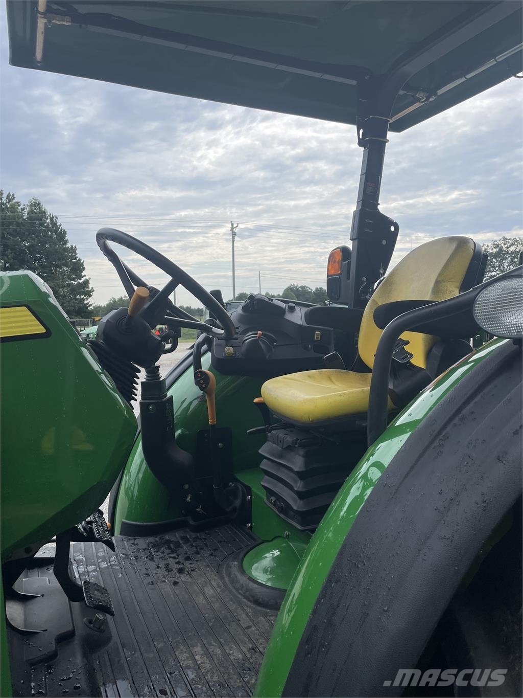 John Deere 5075M جرارات مدمجة