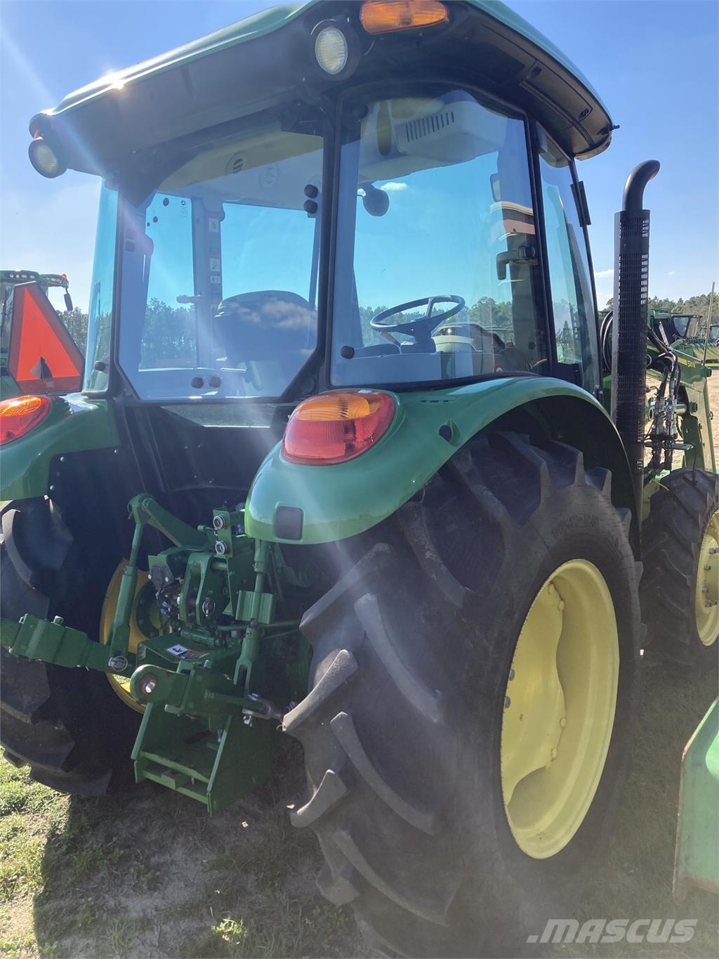 John Deere 5075E جرارات مدمجة