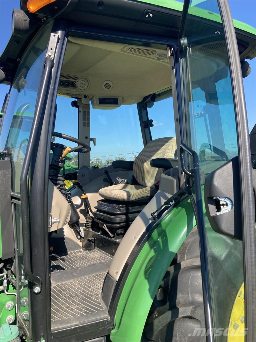 John Deere 5075E جرارات مدمجة