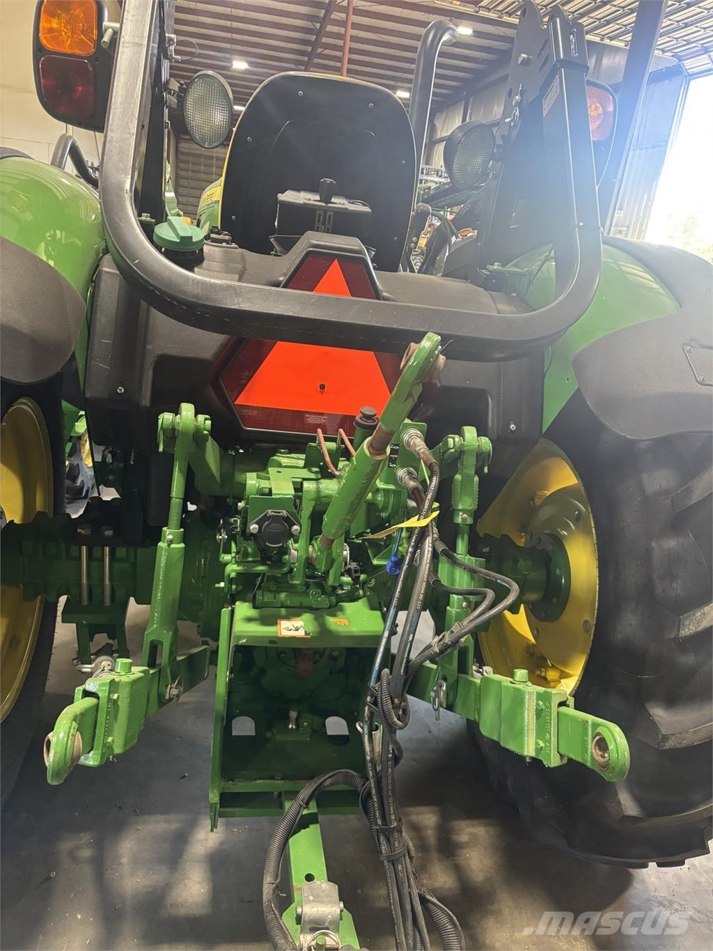 John Deere 5075E الجرارات