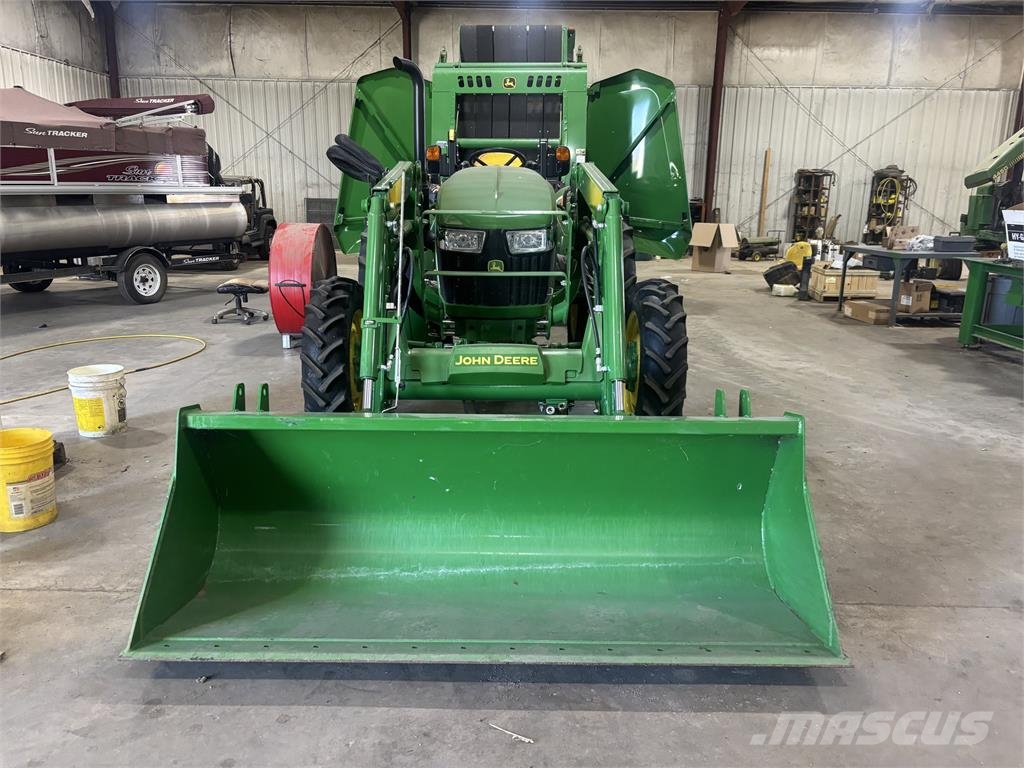 John Deere 5075E الجرارات