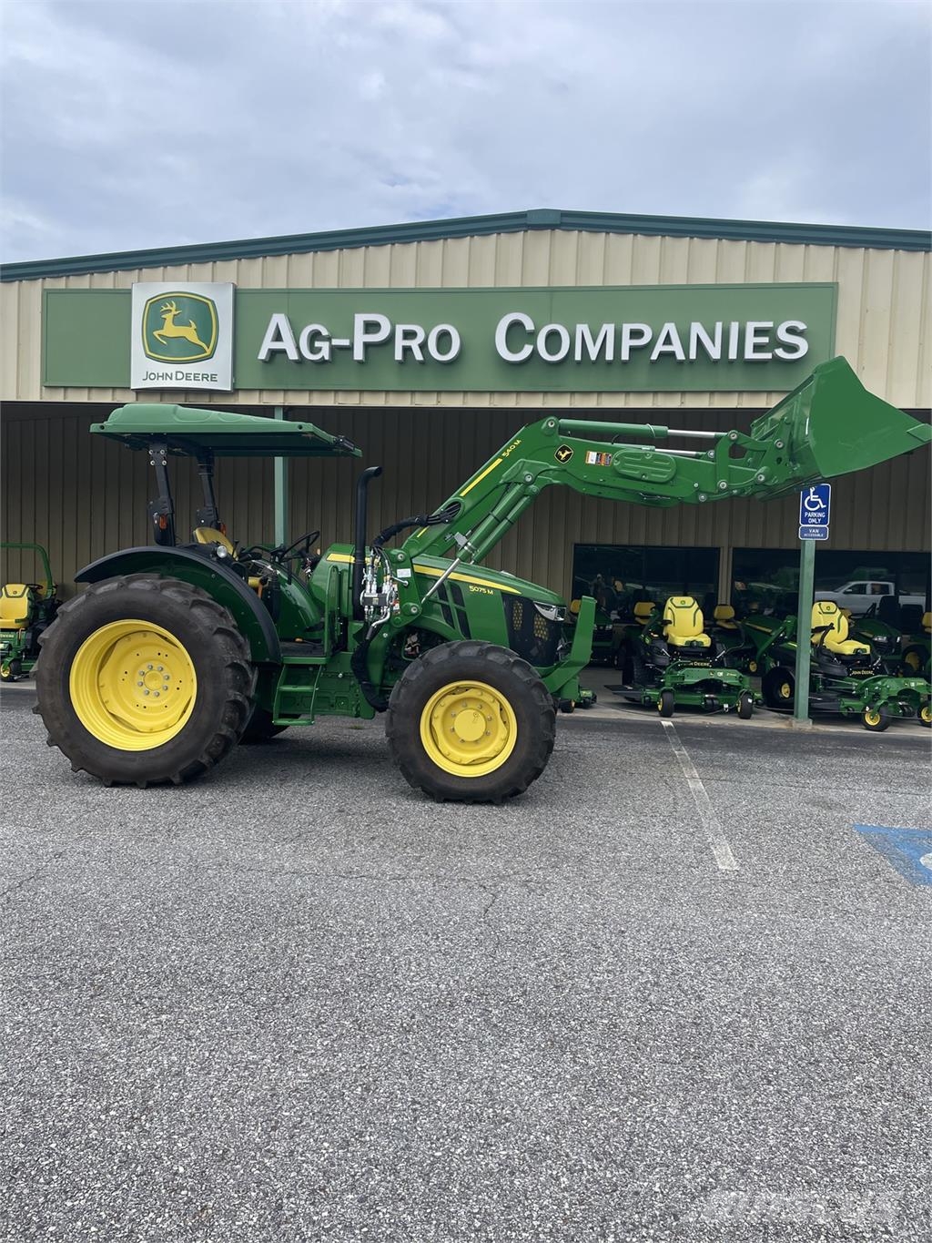 John Deere 5075M جرارات مدمجة