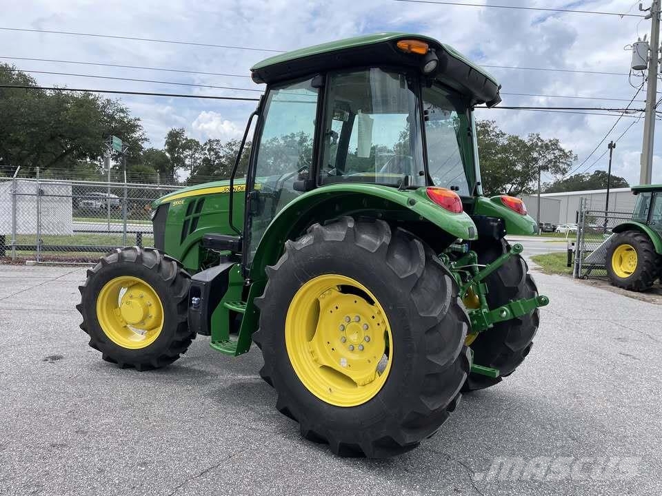 John Deere 5100E الجرارات