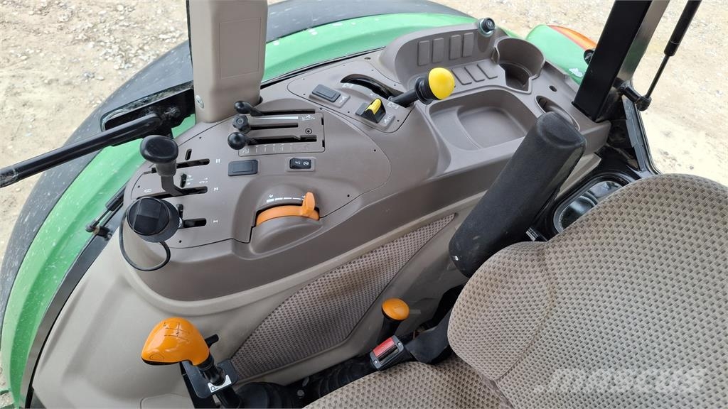 John Deere 5115M トラクター