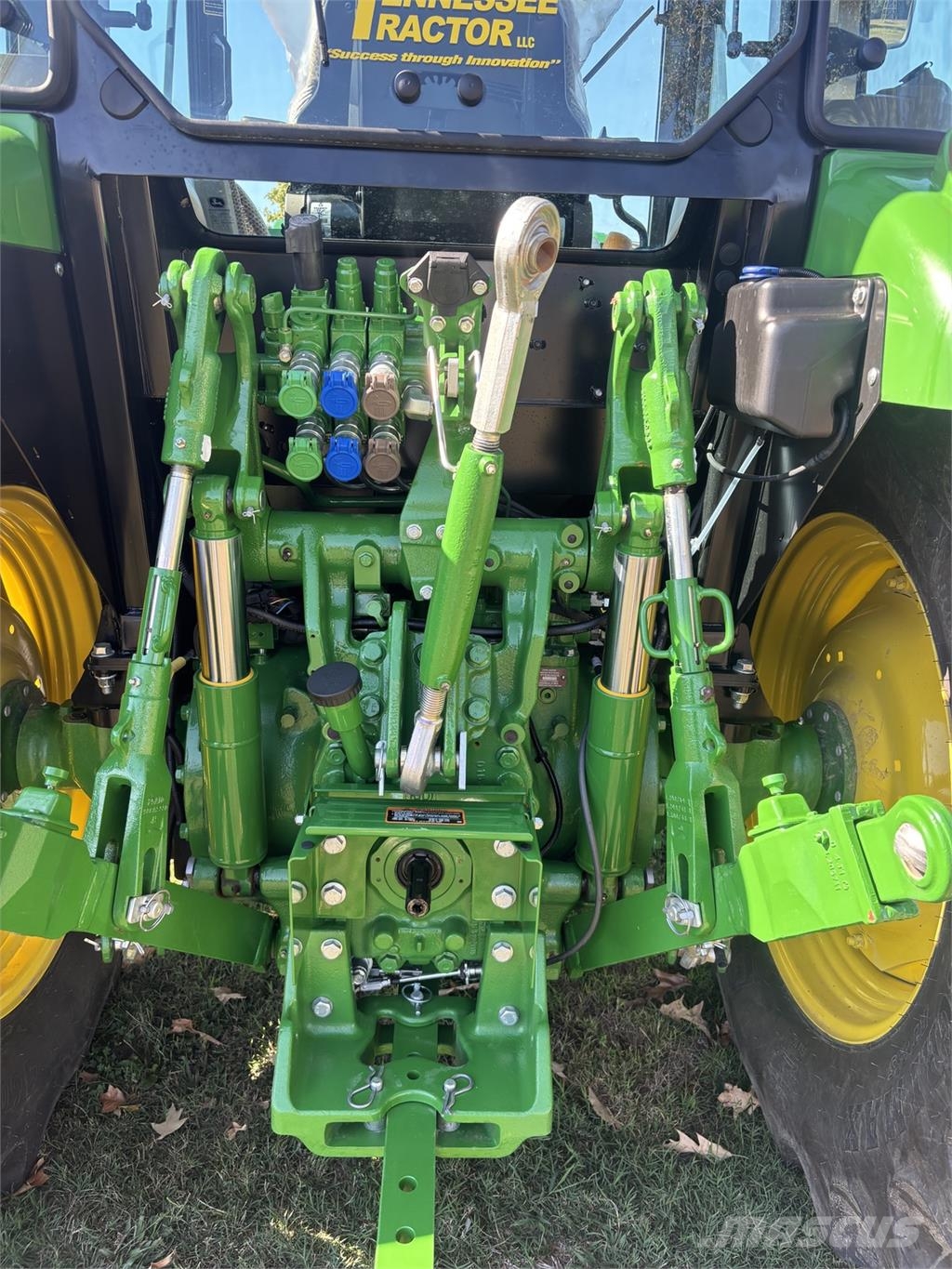 John Deere 5120M Traktory