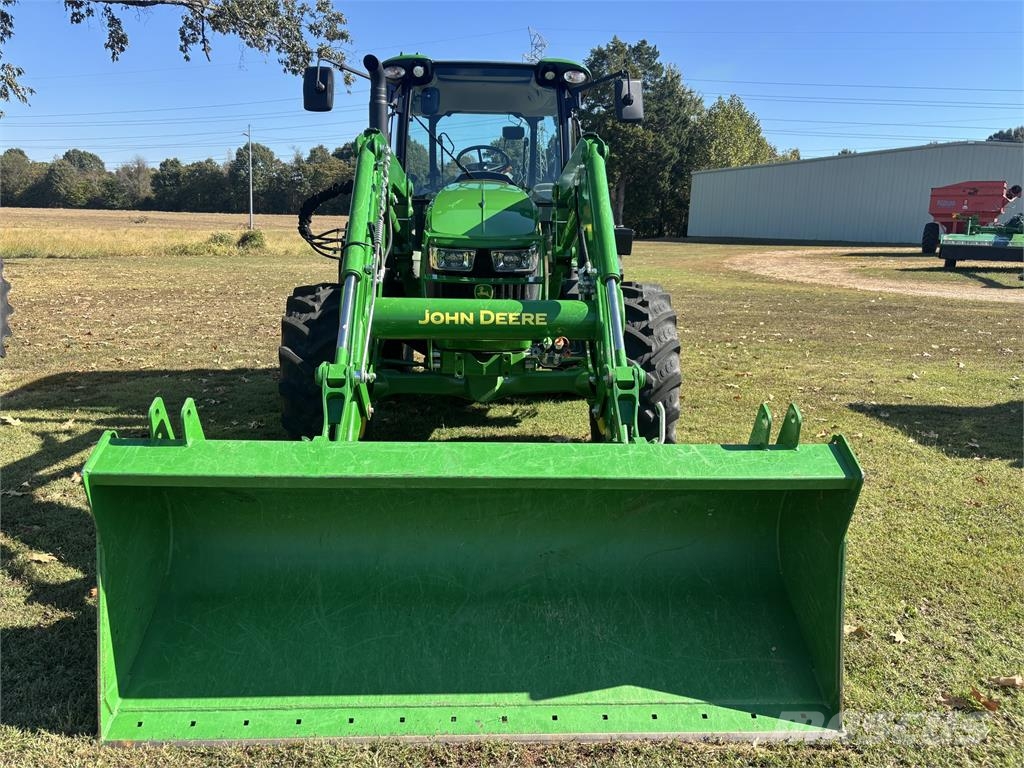 John Deere 5120M Traktory