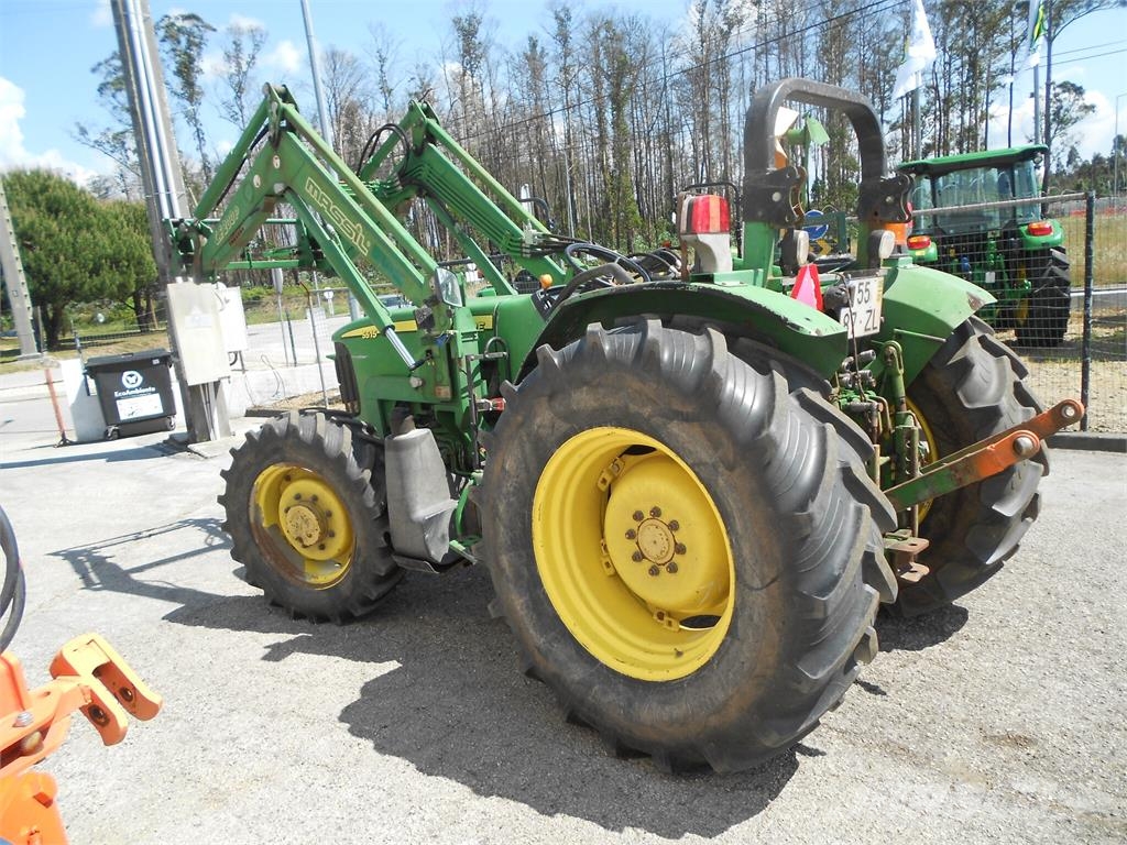 John Deere 5515 الجرارات