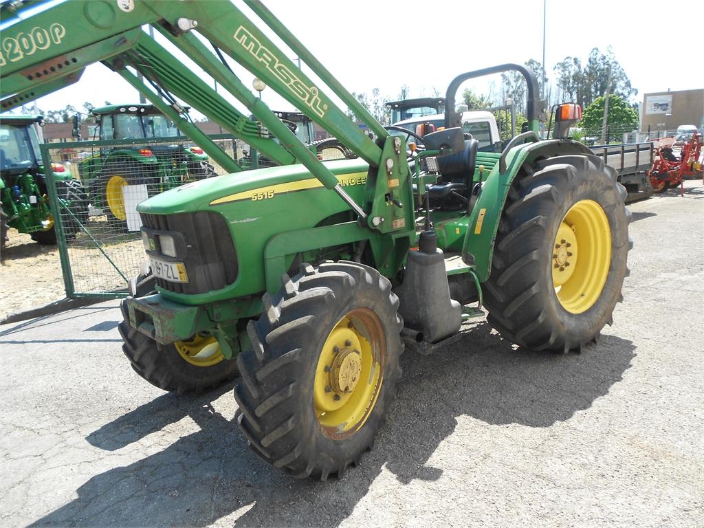John Deere 5515 الجرارات