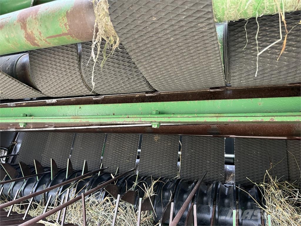 John Deere 560M Рулонные пресс-подборщики