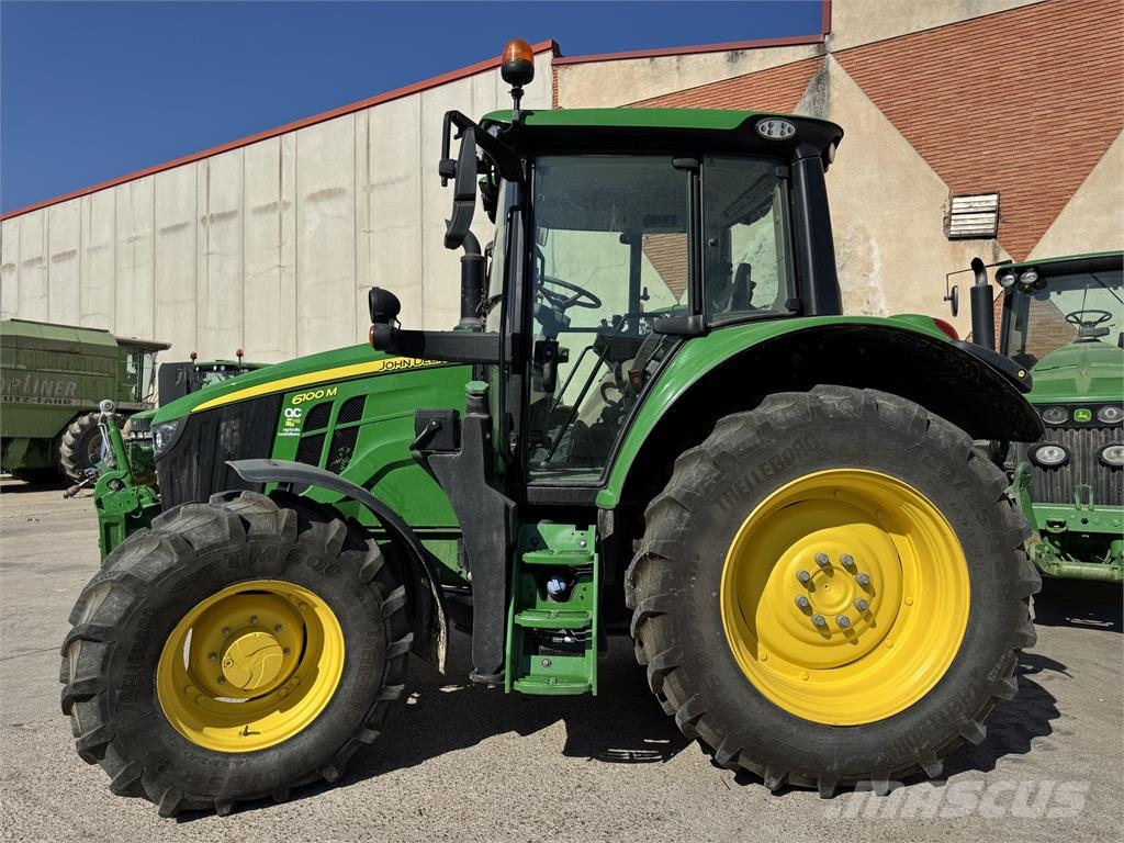 John Deere 6100M الجرارات