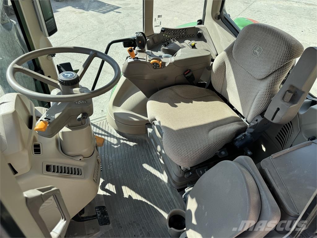 John Deere 6100M الجرارات