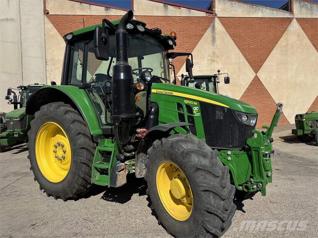 John Deere 6100M الجرارات