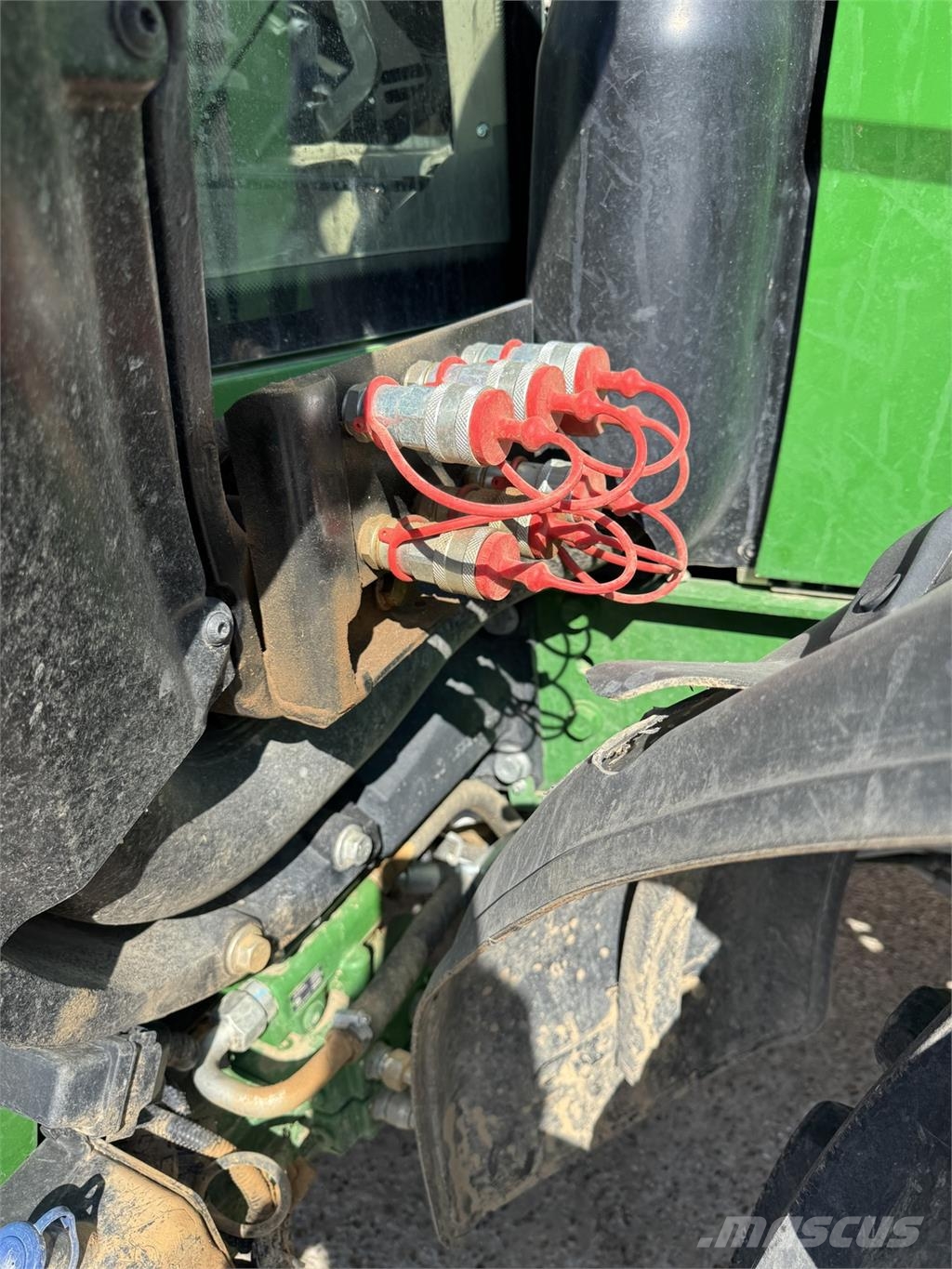 John Deere 6100M الجرارات