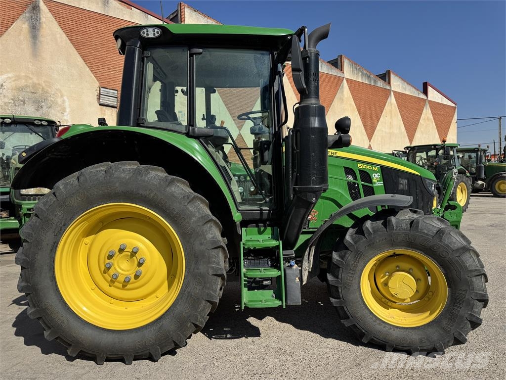 John Deere 6100M الجرارات