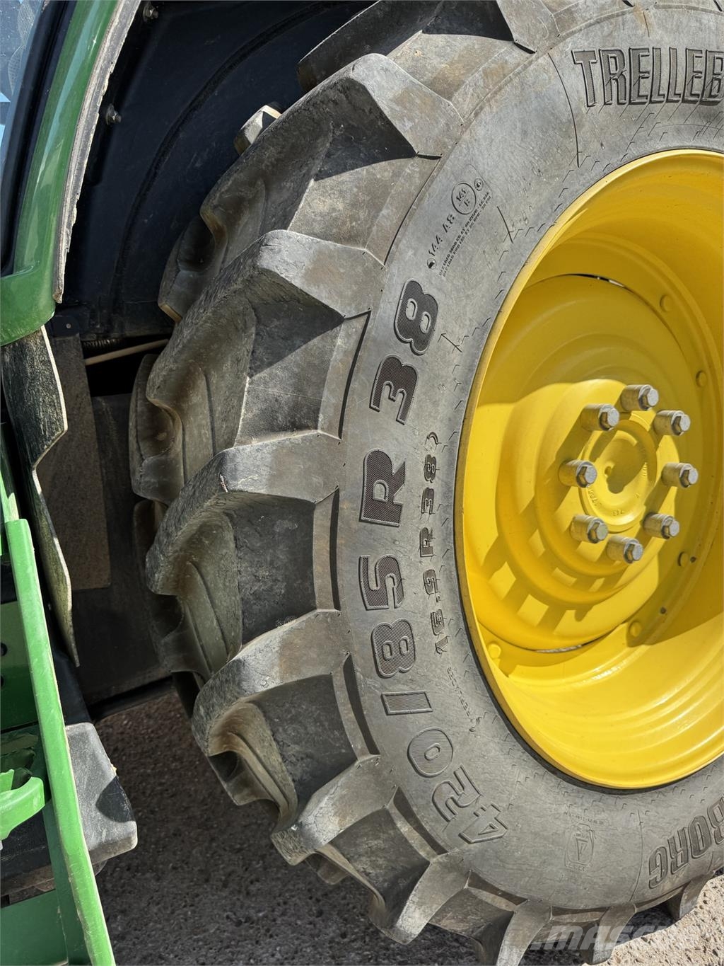 John Deere 6100M الجرارات