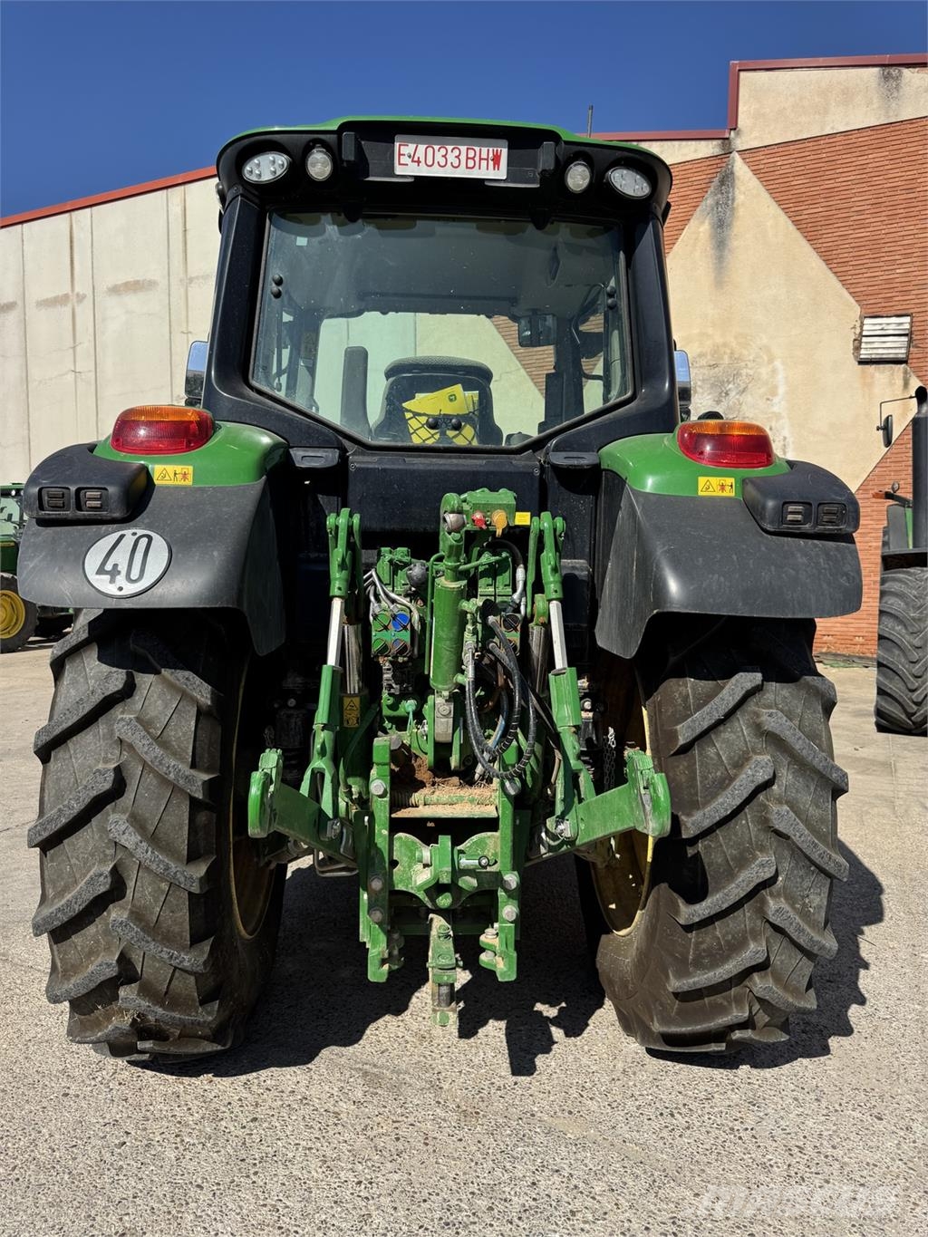 John Deere 6100M الجرارات