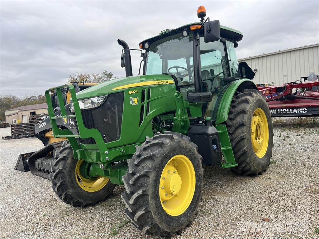 John Deere 6120E Traktory