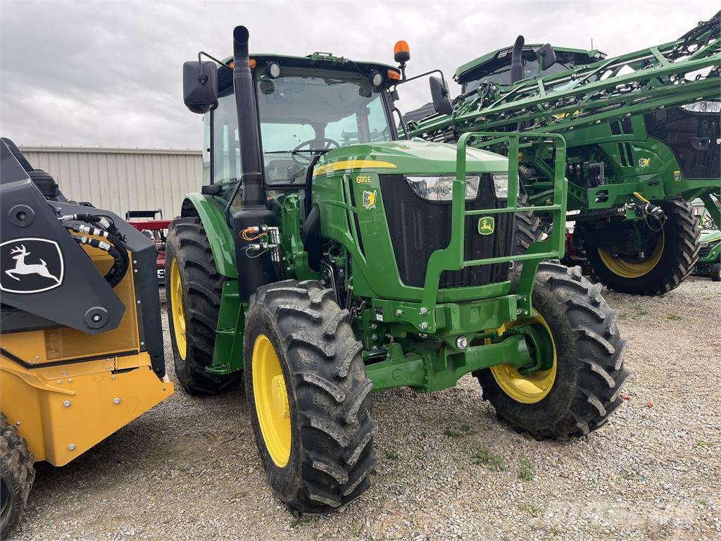 John Deere 6120E Traktory