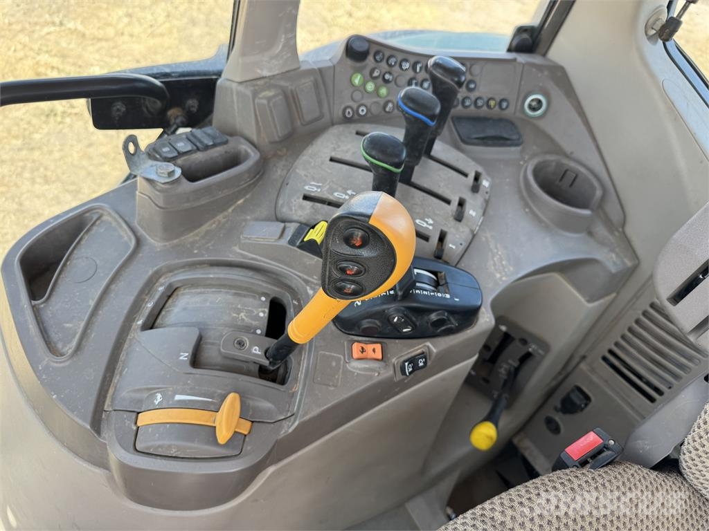 John Deere 6120M الجرارات