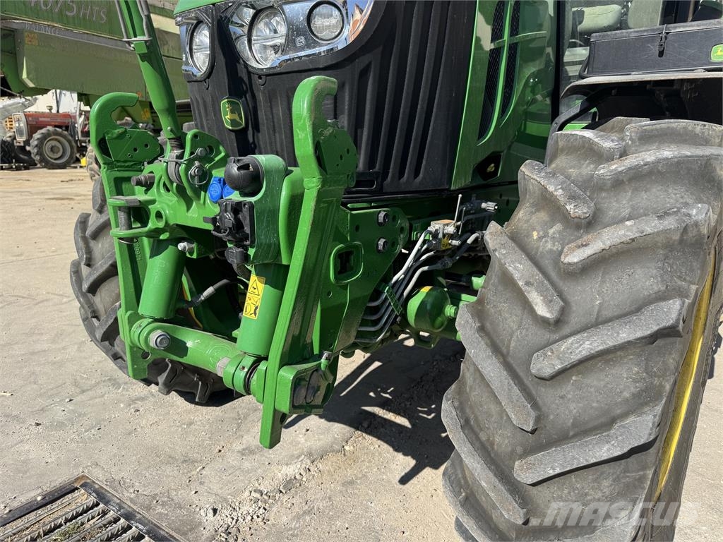 John Deere 6120M الجرارات