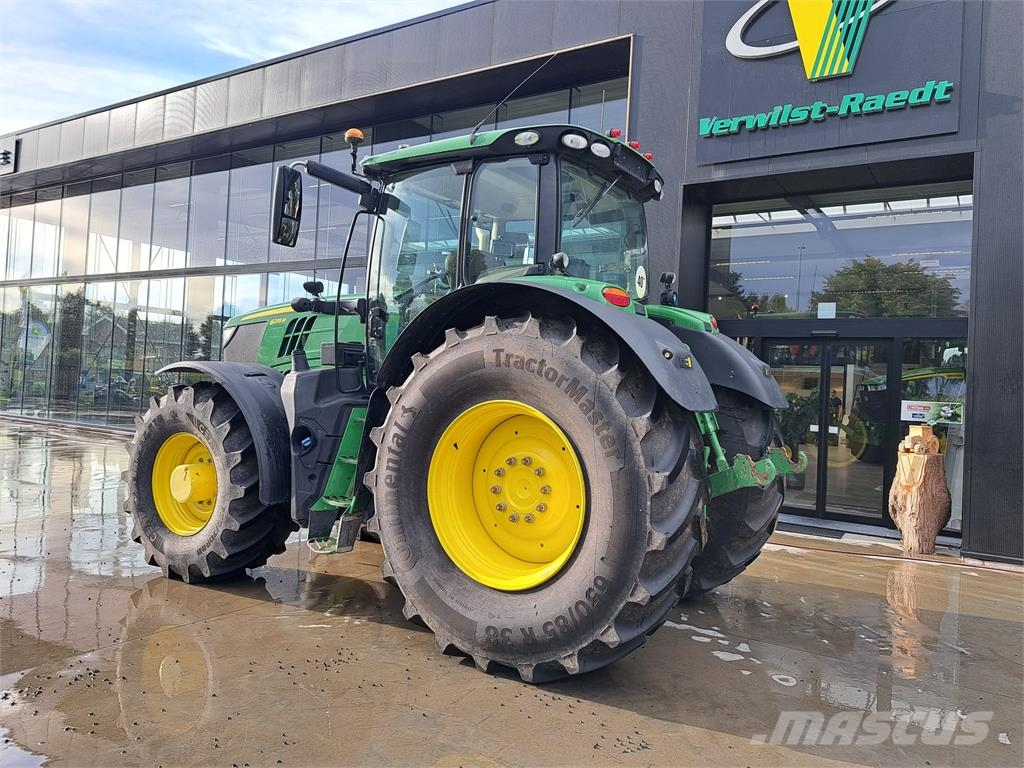 John Deere 6215R Traktori