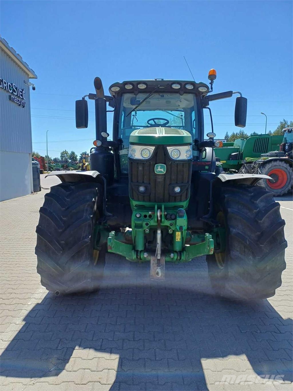 John Deere 6215R الجرارات