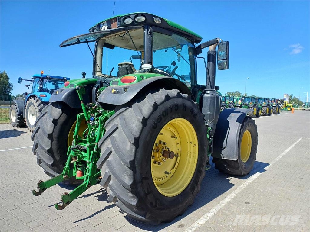 John Deere 6215R الجرارات