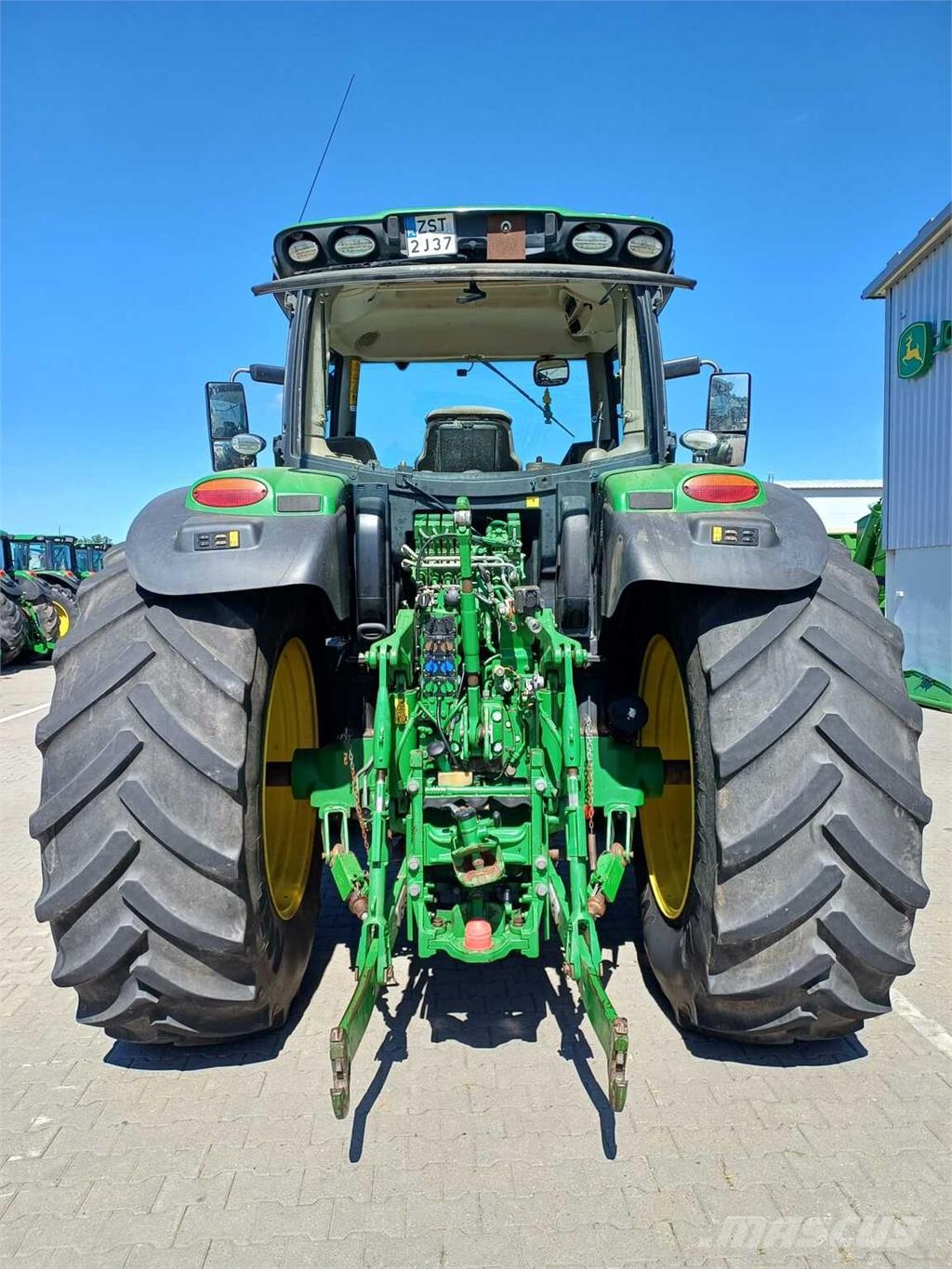 John Deere 6215R الجرارات