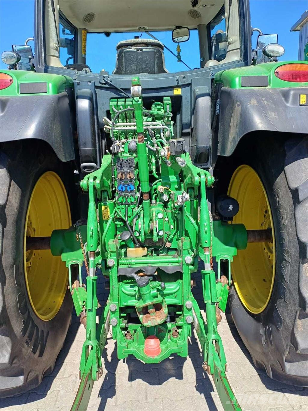 John Deere 6215R الجرارات
