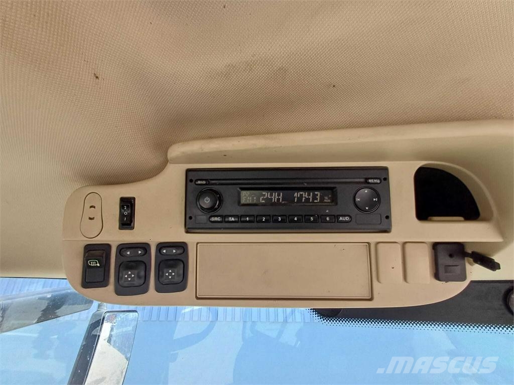 John Deere 6215R الجرارات