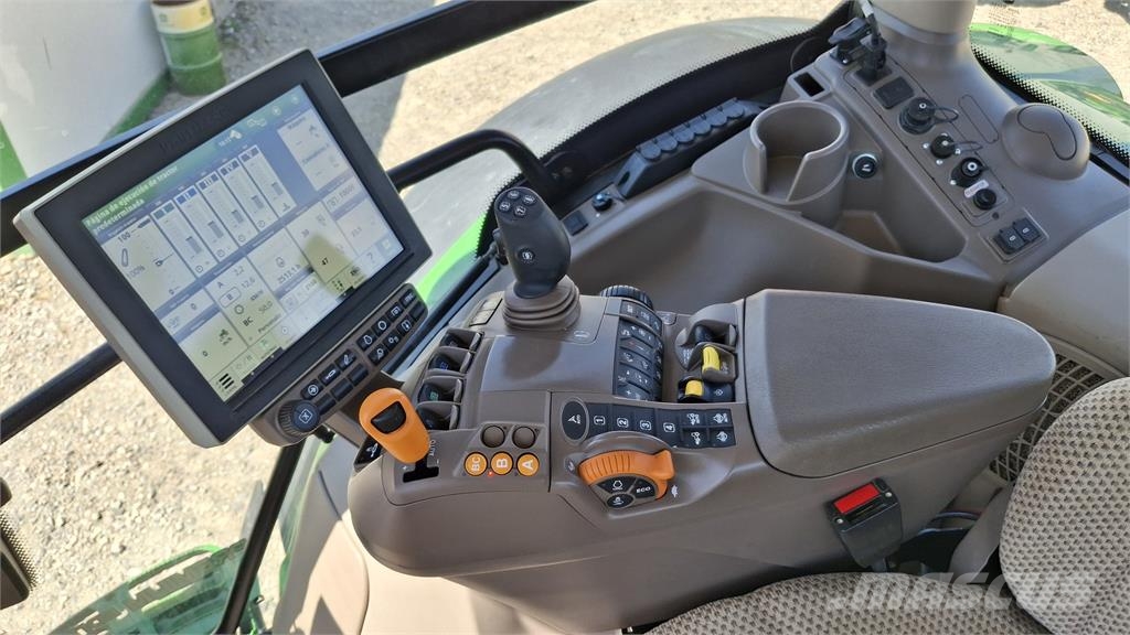 John Deere 6215R Traktori