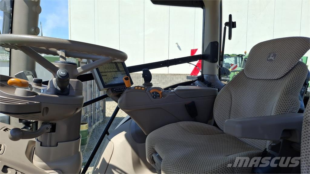John Deere 6215R Traktori