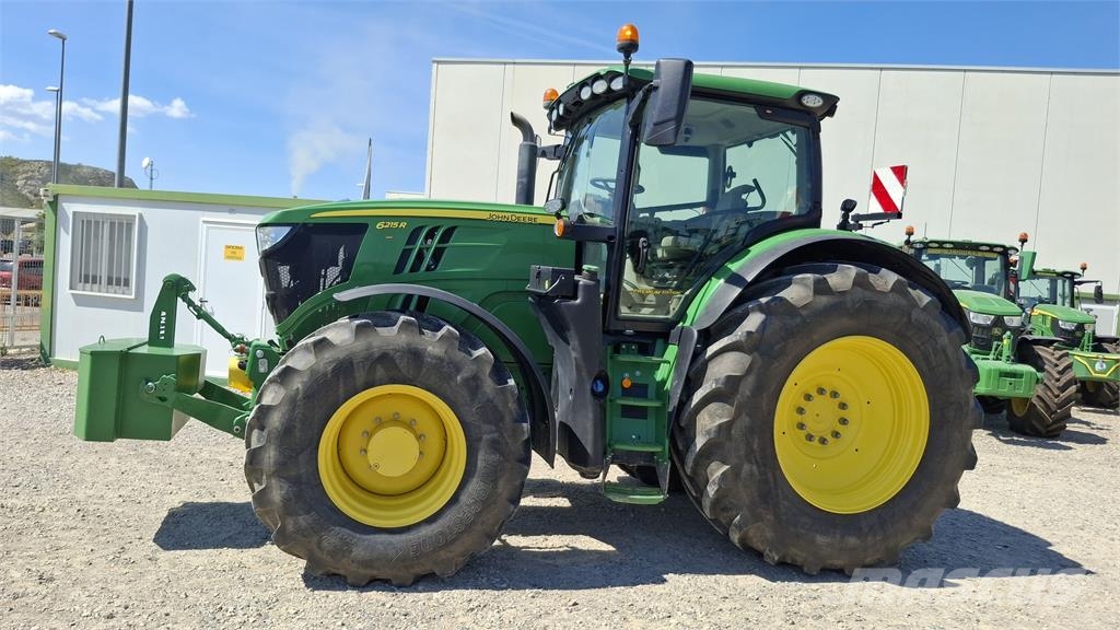 John Deere 6215R Traktori