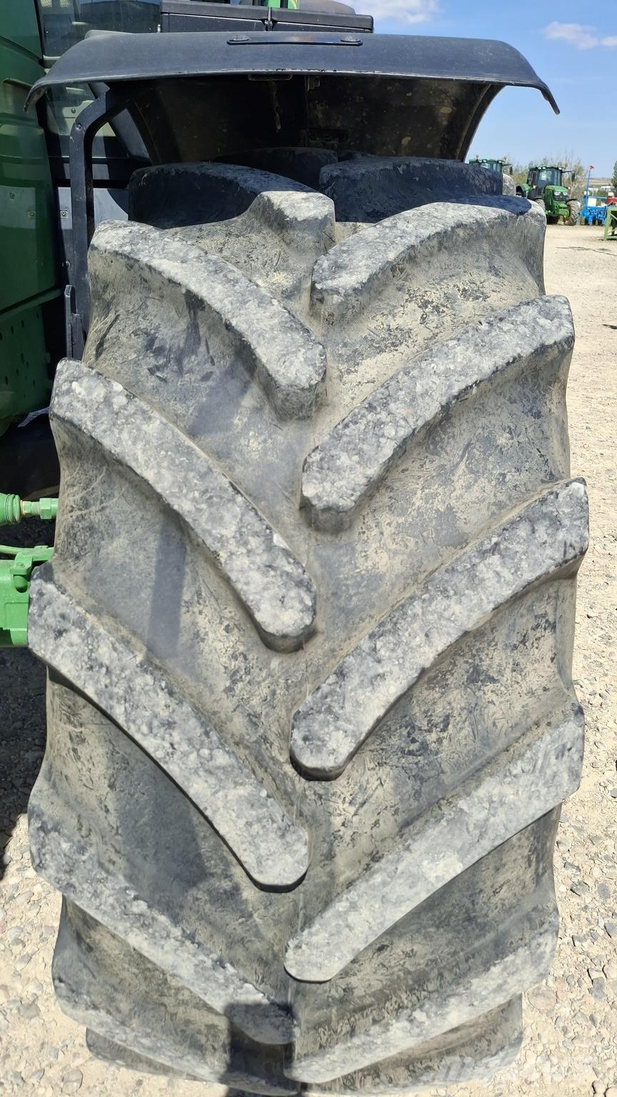 John Deere 6215R Traktori