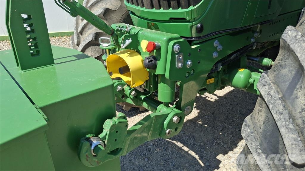 John Deere 6215R Traktori