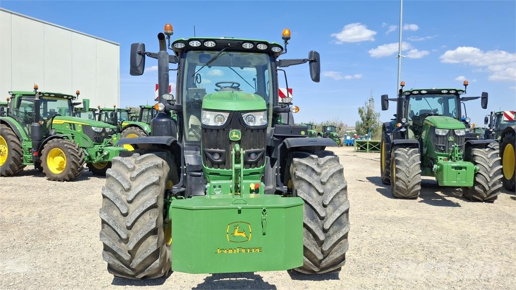 John Deere 6215R Traktori