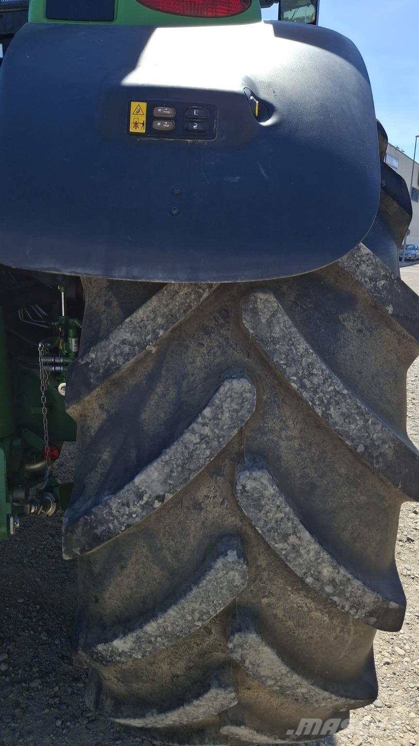 John Deere 6215R Traktori