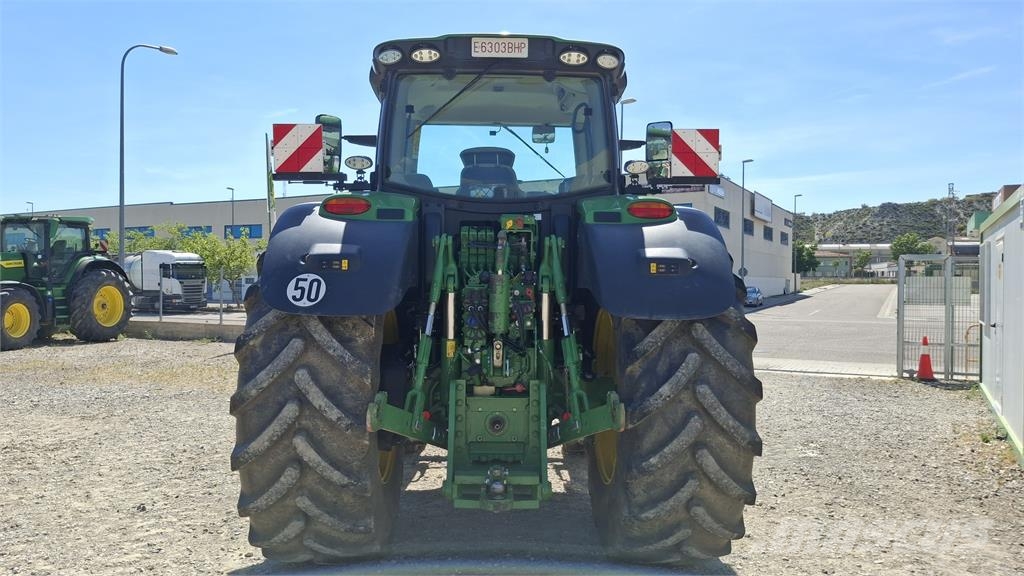 John Deere 6215R Traktori